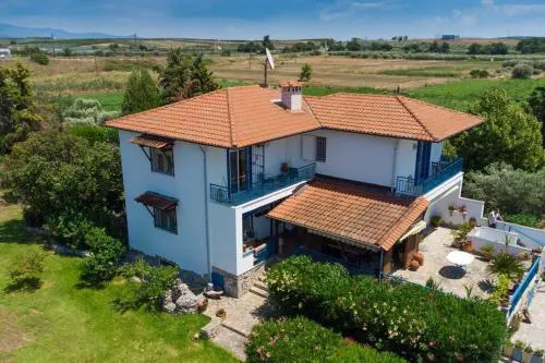 Big house with a huge garden and barbecue area!