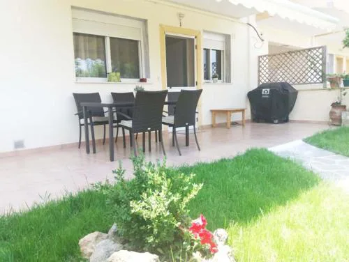 Cozy House in Kallithea with Garden