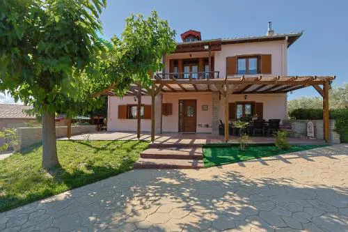 VILLA PEPONI Spacious Traditional Villa with Garden - BBQ & Private Parking