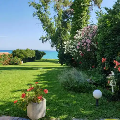 Lily's House-Seafront apartment in Hanioti, Halkidiki