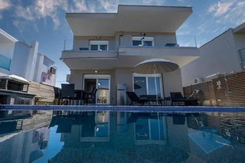 Sun & Splash Villa by Golden Host