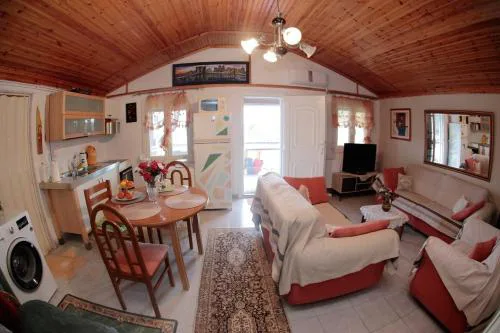 Georgia's Summer Apartment