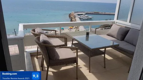 Luxury apartment on the first line !