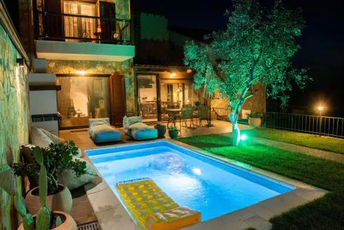 Dandy Villas Nea Roda - Melodic Waves - Private - Pool - Parking - Cellar