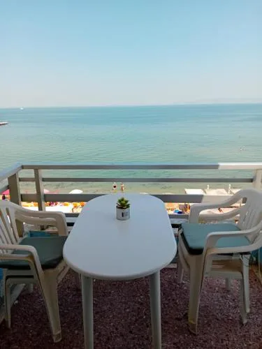 ROMANCE VIEW THE SEA