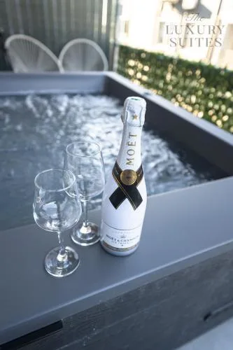 Aelia Jacuzzi Suite, The Luxury Suites