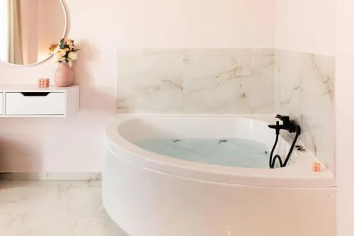 Almond Jacuzzi Suites - Private Jacuzzi - Self Check-In - Free & Easy Street Parking