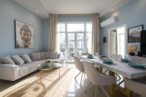 AnT-one Designer Neo-Classical Apartment in Prime Downtown Location - Sleeps 8