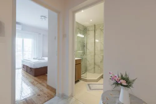 Atelier Poly - Two Bedroom Apartment for 5 Persons -50m to Metro Sintrivani Station- 6th floor plain View - Center -