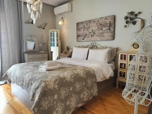 CastleView Thessaloniki - Spacious 2BR Apartment with Breathtaking City Views - Balcony & Near to City Center