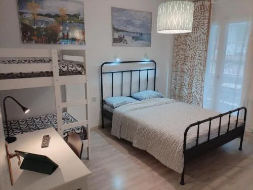 Center Apartment-Sleeps5-Balcony-Live neighborhood