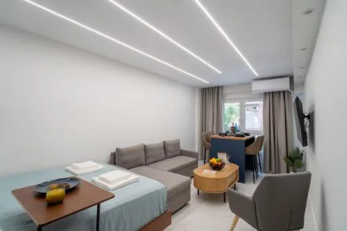 Central Modern Apartment up to 6 People with Parking
