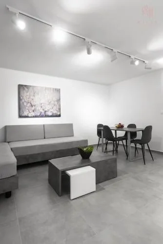 Consul, Nilie Hospitality MGMT