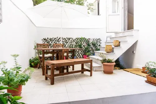 Dimitra's cosy studio in old town with backyard