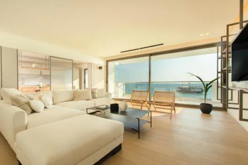 F & B Collection - Luxury Seafront 2 Bedroom Apartment