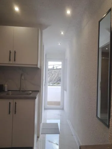 Funky, cute flat close t center