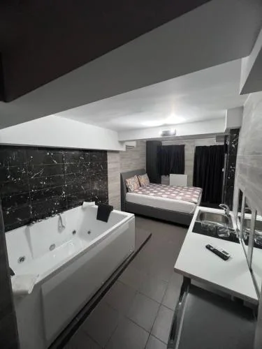 Jacuzzi Suites 2