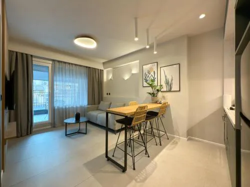LIV Luxury Mini Penthouse City Center 7B