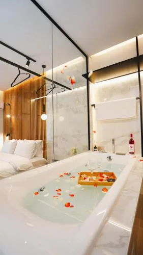 Luxury suites with JACUZZI by Sea&theCity