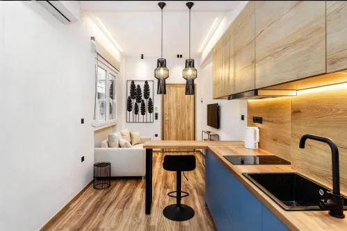 Modern Industrial Apartment- 2 minutes from the Metro