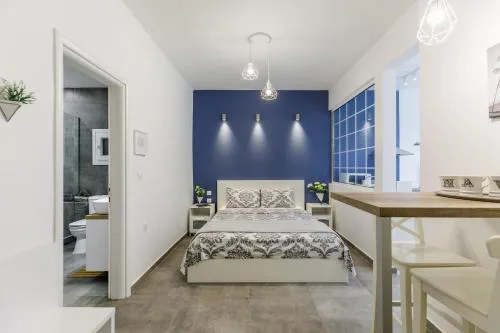 NAVA Apartment in the center with private parking of stayinthess