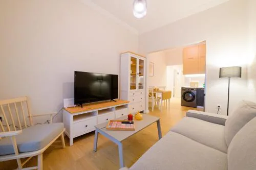 New modern 2nd floor apartment