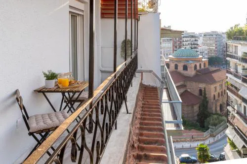 New Stylish Central 2BD, Balcony