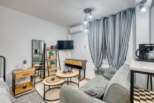 Quiet Lower-Level City Studio Thessaloniki by ΜΡS
