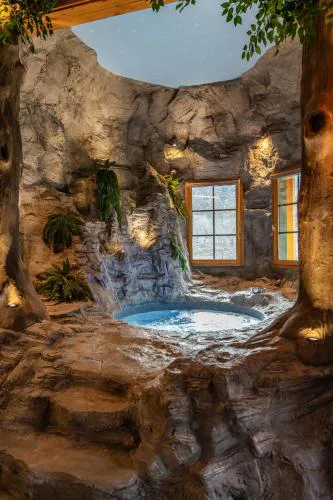 Cave Chalet - Waterfall Chalet
