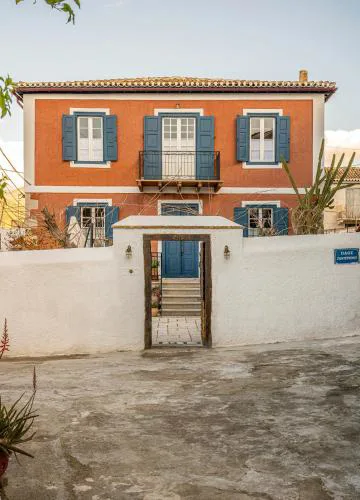 The 1813 Painter's Villa by Neuvel