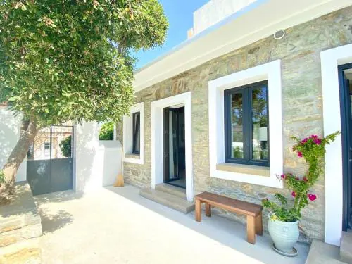 Svolis Townhouse - Urban Oasis with Pool & Garden