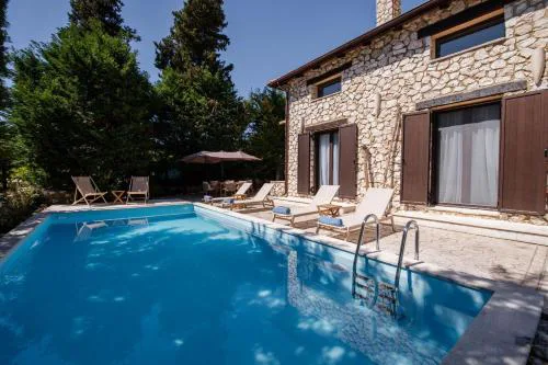 Villa Fuoco, a luxury villa with private pool, 10 mins drive from the beach