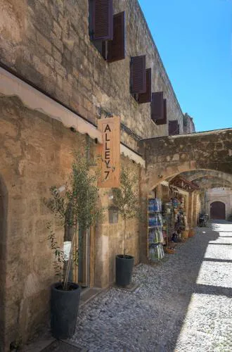 Alley 7, Old Town