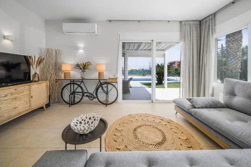 Villa Yiayia Relaxing by the sea and Heated pool