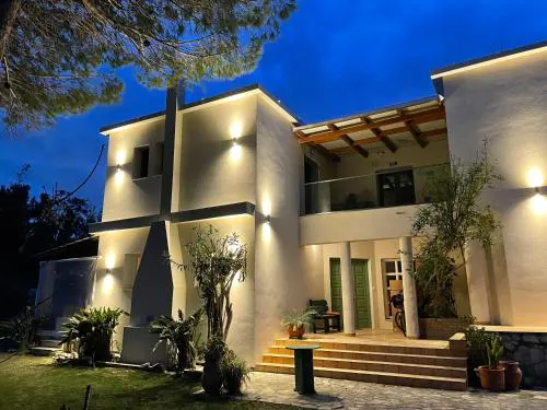 Andromahi Apartments & Suites