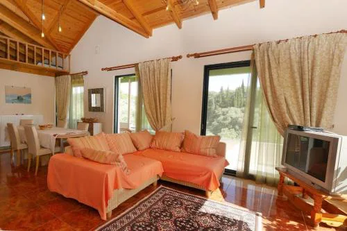 Byronas Apartments- Maisonette with sea-view
