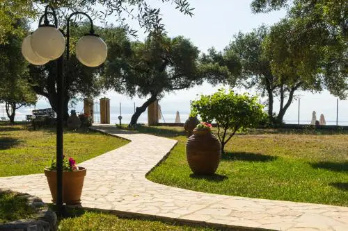 Renata Rooms & Studios - Beachfront, Large Garden & Free Parking