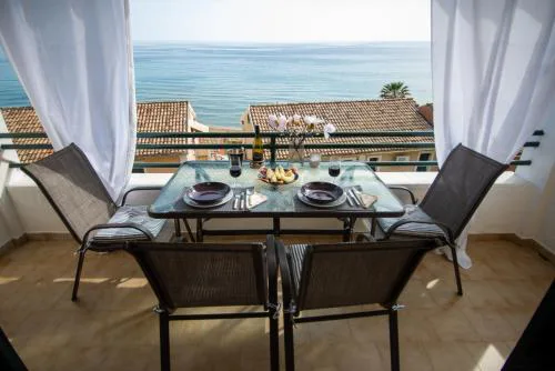 Alexandras On The Beach and Pool apt