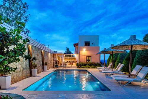 Elmyra Villa, Heated Pool & Walking to beach, By ThinkVilla