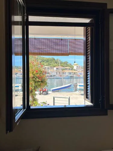 Vathi Seaside Apartment