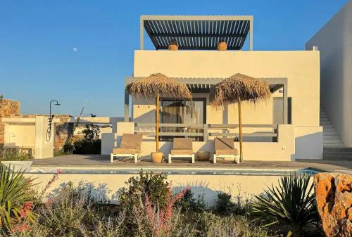 The Nine Graces- Céline, Elegant House with Pool, Garden & Rooftop