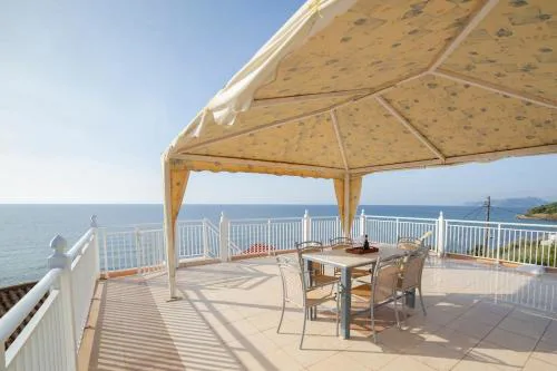 Seafront Apartment with Panoramic Rooftop Terrace