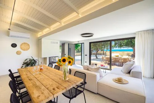 Sunset Beach House, Villa Only 50m from the Beach