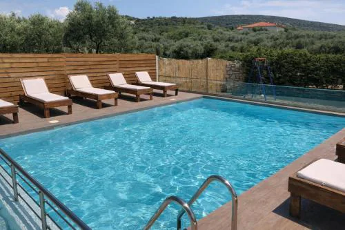 Studios River - Potos Escape with Pool and Views