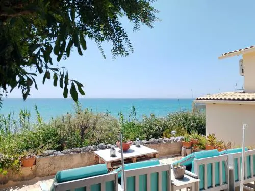 BLUE ESCAPE - Studio & Loft Steps from the Sea