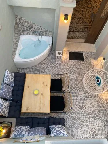 Kyrangelo Traditional House with outdoor jacuzzi