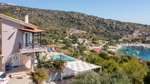 Coastal Paradise Found - Komis' Private Pool Retreat