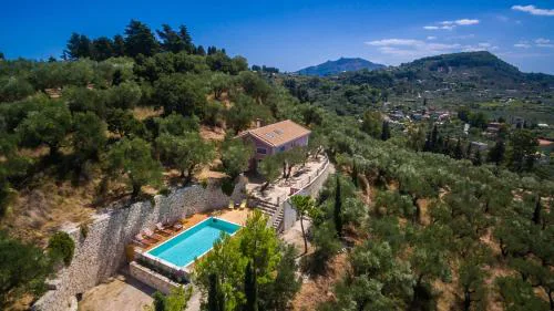 Villa Oliva, in a serene location & private pool, by ZanteWize