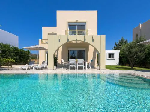 Holiday Home Liebevoll ausgestattetes Haus in ruhiger Lage mit beheiztem Pool und Meerblick by Interhome