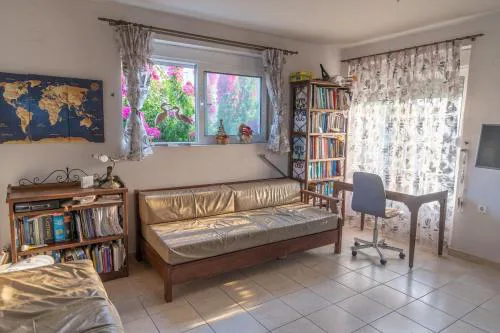 Private House, Peaceful Stylish Retreat Near Ialisos Beach, up to 5 Guests